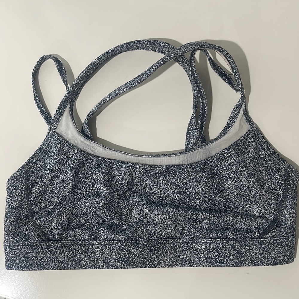 Lululemon mesh sports bra size 8 (M)